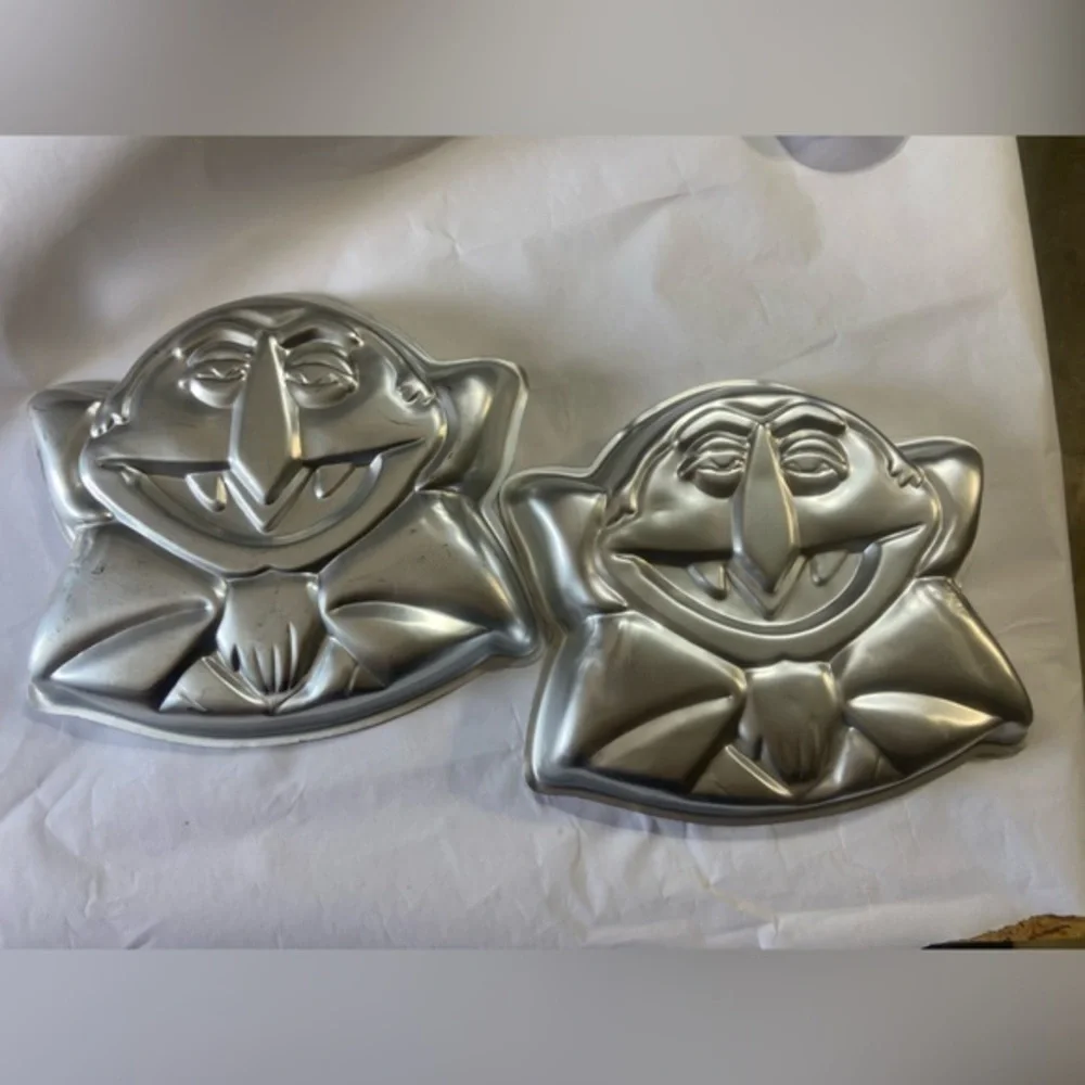 Set Of 2 WILTON 1977 The COUNT CAKE PAN 502-7431 Sesame Street Muppet Baking Tin